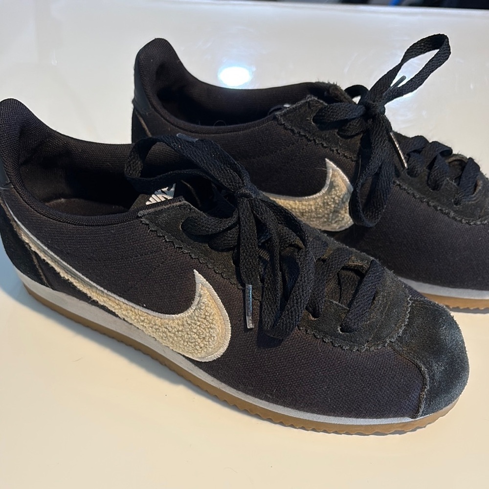 Nike 7.5 Black and Cream Sneakers with Swoosh Logo